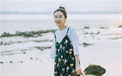 優雅的印花長裙