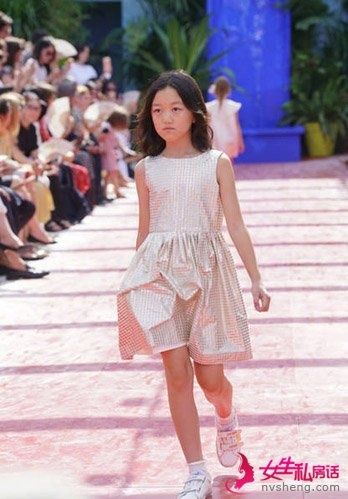 別人家的女兒！李嫣多多巴黎時(shí)裝周走秀