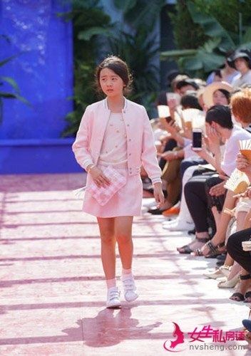 別人家的女兒！李嫣多多巴黎時(shí)裝周走秀
